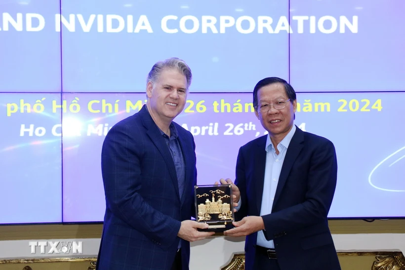 Chủ tịch UBND Thành phố Hồ Chí Minh Phan Văn Mãi tặng quà lưu niệm cho lãnh đạo Tập đoàn NVIDIA. (Ảnh: Tiến Lực/TTXVN)