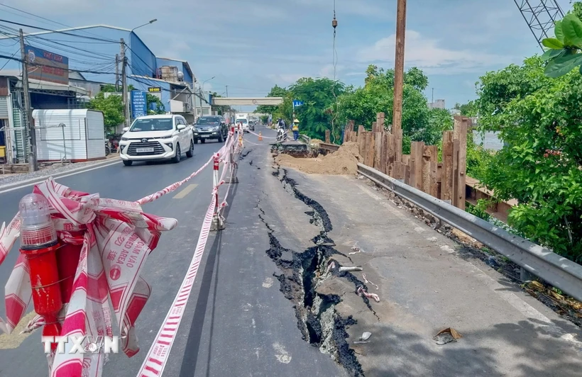 Hiện trường vụ sạt lở trên Quốc lộ 80, đoạn qua phường Thới Thuận, quận Thốt Nốt, thành phố Cần Thơ. (Ảnh: TTXVN phát)