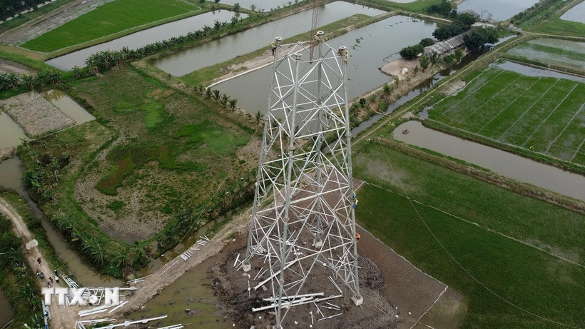 Lắp dựng cột trên địa bàn huyện Nga Sơn, Thanh Hóa tuyến đường dây 500kV Nhà máy nhiệt điện Nam Định 1-Thanh Hóa, tuyến đường dây đi qua địa bàn 3 tỉnh: Nam Định, Ninh Bình, Thanh Hóa. (Ảnh: Huy Hùng/TTXVN)