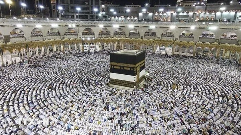 Các tín đồ Hồi giáo cầu nguyện tại Đền thờ Lớn ở thánh địa Mecca, Saudi Arabia, trong lễ hành hương Hajj. (Ảnh: IRNA/TTXVN)