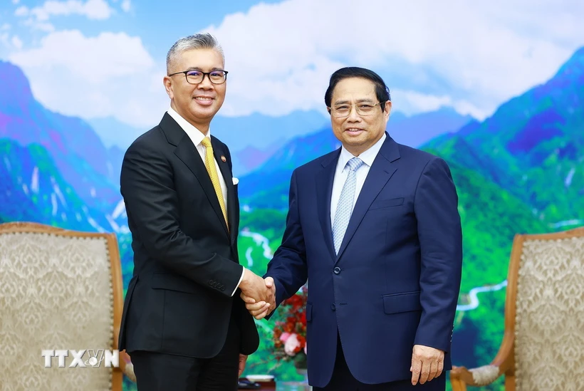Thủ tướng Phạm Minh Chính tiếp Bộ trưởng Đầu tư, Thương mại và Công nghiệp Malaysia Tengku Datuk Seri Zafrul Abdul Aziz. (Ảnh: Dương Giang/TTXVN)