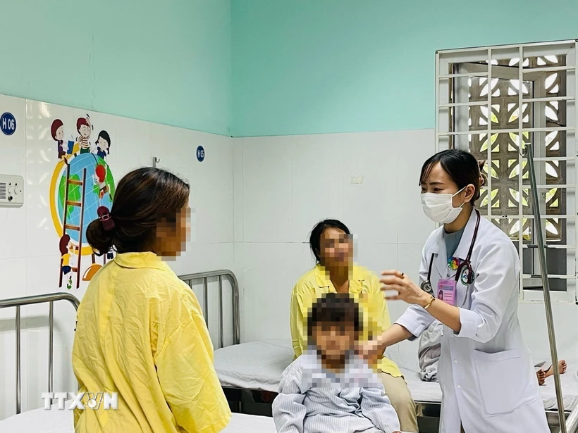 Bác sỹ tại Bệnh viện Đa khoa tỉnh Kon Tum điều trị cho trẻ bị ngộ độc do uống nhầm chất tẩy rửa xe máy. (Ảnh: Khoa Chương/TTXVN)