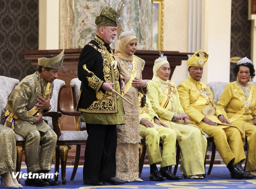 Quốc vương Malaysia Sultan Ibrahim và Hoàng hậu Raja Zarith Sofiah Idris Shah trong trang phục nghi lễ Hoàng cung cùng bước lên ngai vàng trong lễ đăng quang ở Kuala Lumpur, ngày 20/7/2024. (Ảnh: AFP/TTXVN)
