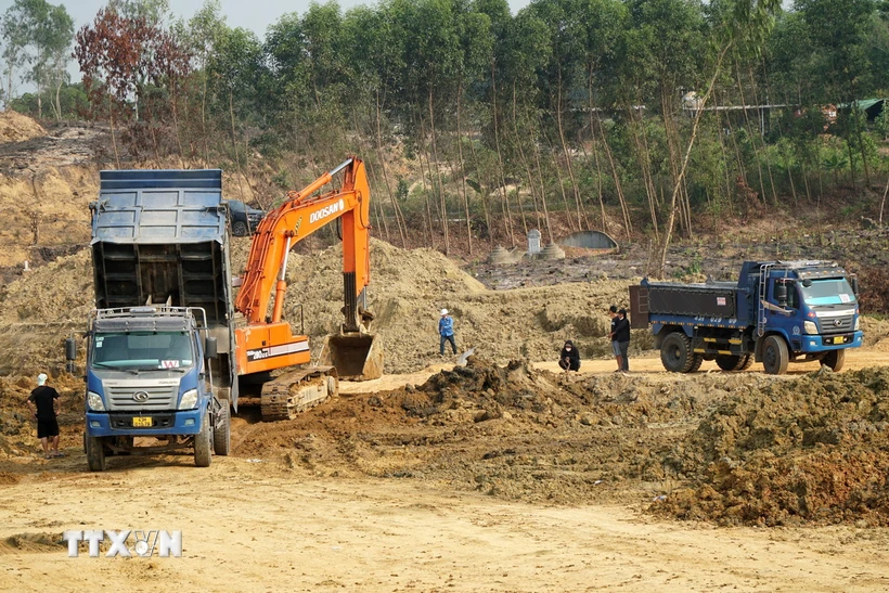 Thi công Dự án Cao tốc Hòa Liên-Túy Loan tại nút giao với đường Hoàng Văn Thái (huyện Hòa Vang, thành phố Đà Nẵng). (Ảnh: Quốc Dũng/TTXVN)