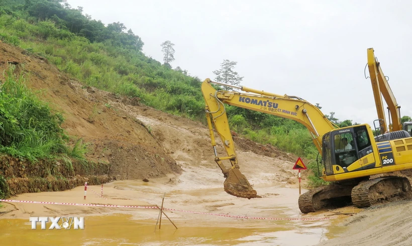 Khắc phục hậu quả sạt lở đất tại Km80+600, Quốc lộ 279 đoạn thuộc thôn Bông 1 - 2, xã Bảo Hà, huyện Bảo Yên, tỉnh Lào Cai. (Ảnh: Hồng Ninh/TTXVN)