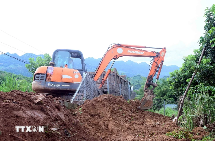 Khởi công xây nhà vệ sinh cho em tại điểm trường Bắt Đông, Trường Mầm non Hòa Bình. (Ảnh: Quang Quyết/TTXVN)