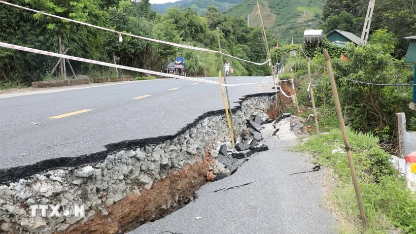 Sạt lở nghiêm trọng trên tuyến Quốc lộ 15C, một ngôi nhà bị sập. (Ảnh: Nguyễn Nam/TTXVN)