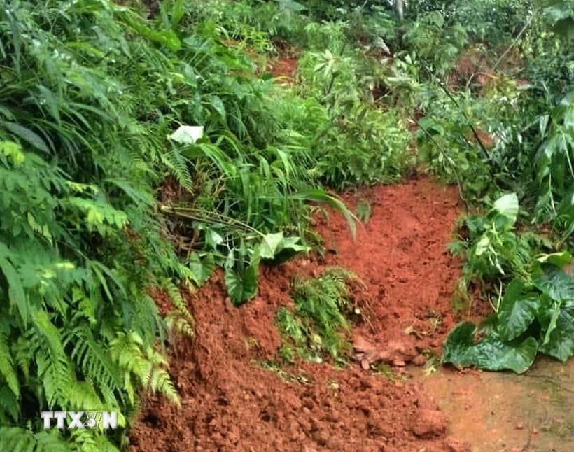 Nhiều tuyến đường giao thông từ các xã của địa bàn huyện Bắc Quang đi các thôn bản bị sạt lở nghiêm trọng, khiến giao thông đi lại khó khăn. (Ảnh: TTXVN phát)