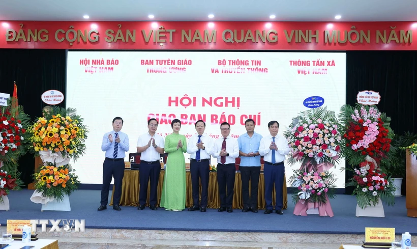 Phó Thủ tướng Trần Hồng Hà tặng hoa chúc mừng 4 cơ quan: Thông tấn xã Việt Nam, Đài Tiếng nói Việt Nam, Đài Truyền hình Việt Nam và ngành Thông tin và Truyền thông nhân dịp kỷ niệm ngày thành lập. (Ảnh: Phương Hoa/TTXVN)