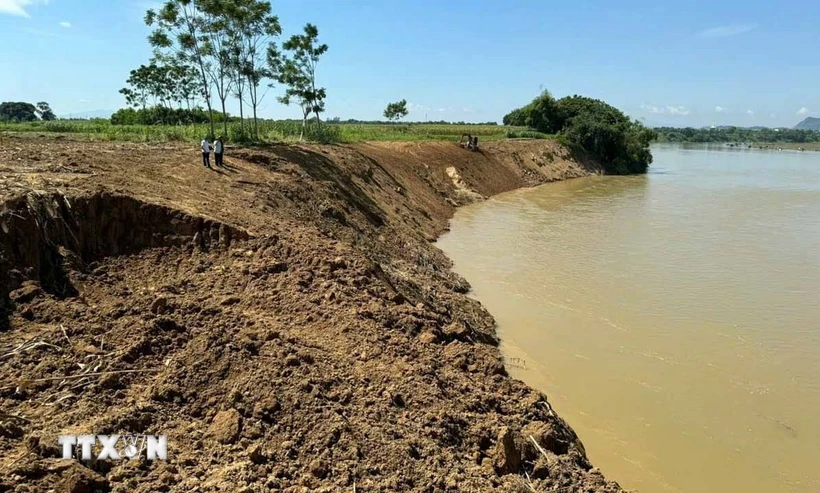 Chính quyền địa phương đã thực hiện phương án “4 tại chỗ”, tạo và dầm mái kè để chống sạt lở tạm thời tại thôn Hải Thành, xã Thọ Thành (huyện Thọ Xuân). (Ảnh: Việt Hoàng/TTXVN)