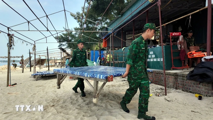 Lực lượng Biên phòng Cô Tô giúp người dân di chuyển đồ đạc về nơi an toàn. (Ảnh: TTXVN phát)