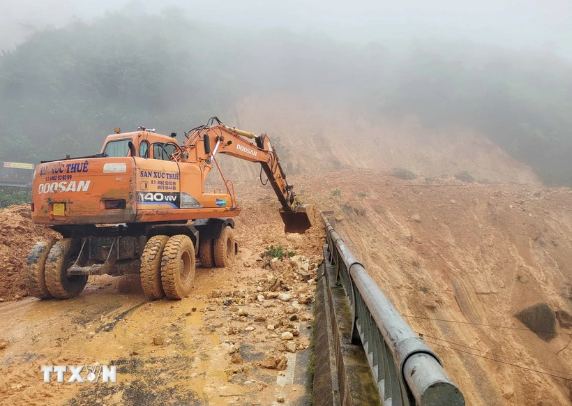 Lai Châu: Hơn 10.000m3 đất đá lấp kín Quốc lộ 4D, dự kiến chiều 9/9 thông tuyến