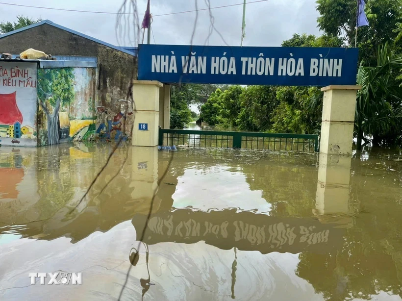 Nhà văn hóa thôn Hòa Bình, xã Trung Giã (Sóc Sơn, Hà Nội) ngập sâu trong nước. (Ảnh: TTXVN phát)