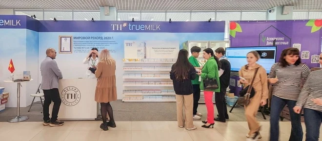 Khu vực gian hàng giới thiệu sản phẩm của Tập đoàn TH tại Global Expo Vladivostok 2024 thu hút nhiều khách hàng tham quan, trải nghiệm sản phẩm. (Ảnh: An Lâm)