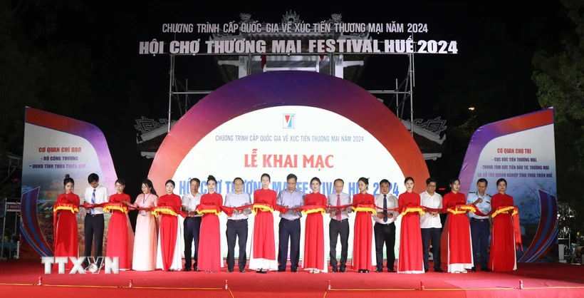 Đại biểu cắt băng khai mạc Hội chợ Festival Huế. (Ảnh: Tường Vi/TTXVN)