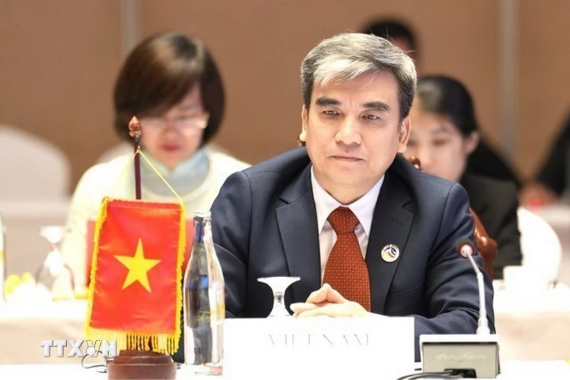 Herr Luu Quang Tuan, Direktor der Abteilung für internationale Zusammenarbeit im Ministerium für Arbeit, Invaliden und Soziales, hielt auf der Konferenz eine Rede. (Foto: Do ​​Ba Thanh/VNA)