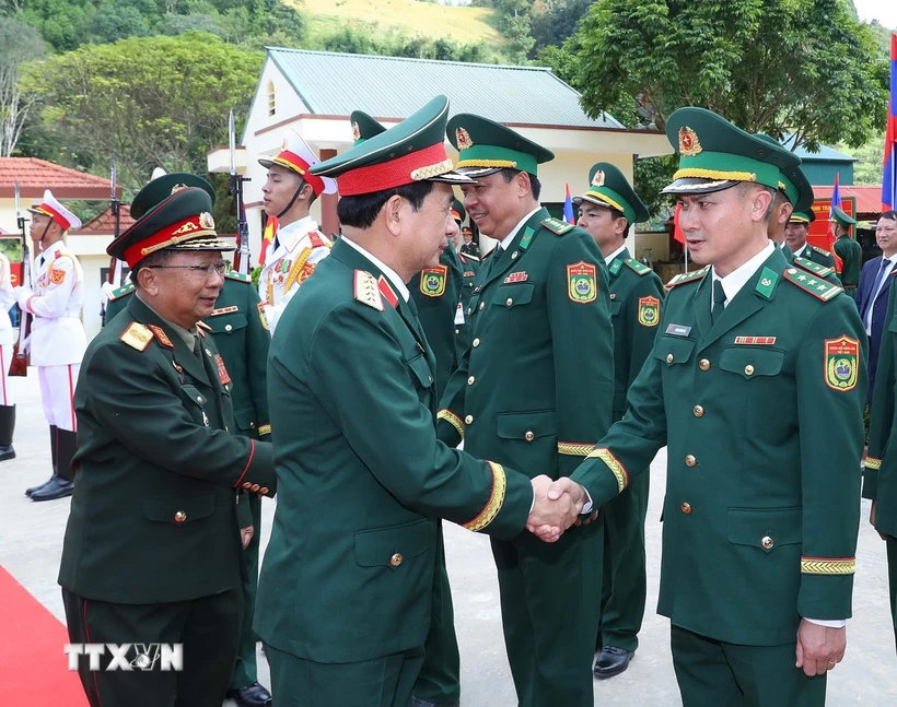 Đại tướng, Bộ trưởng Bộ Quốc phòng Phan Văn Giang và Đại tướng Chansamone Chanyalath, Phó Thủ tướng Chính phủ, Bộ trưởng Bộ Quốc phòng Lào và cán bộ, chỉ huy Đồn biên phòng Lóng Sập. (Ảnh: Trọng Đức/TTXVN)