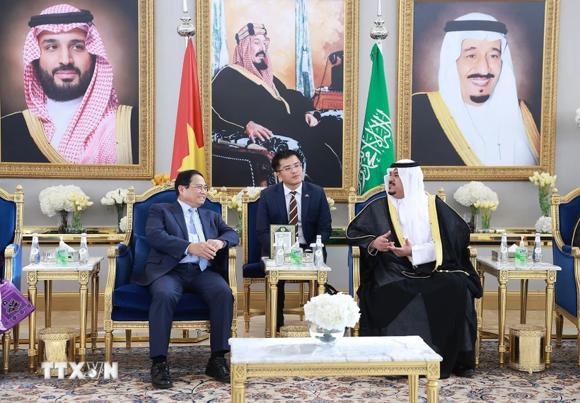 Quan chức Saudi Arabia đón Thủ tướng Phạm Minh Chính và Phu nhân tại Sân bay quốc tế King Khalid, thủ đô Riyadh. (Ảnh: Dương Giang/TTXVN)