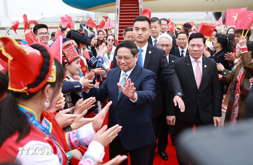 Lễ đón Thủ tướng Phạm Minh Chính đến Côn Minh, tỉnh Vân Nam bắt đầu chuyến tham dự Hội nghị Thượng đỉnh Hợp tác tiểu vùng Mekong mở rộng (GMS) lần thứ 8. (Ảnh: Dương Giang/TTXVN)