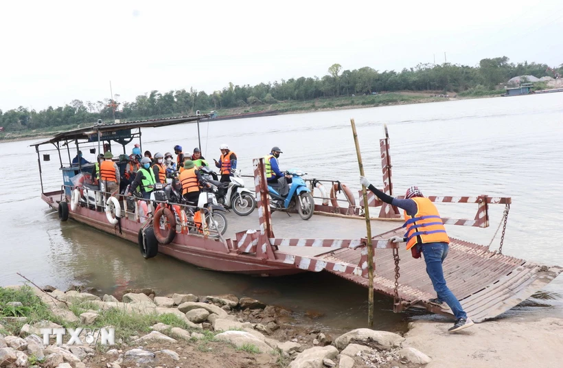 Mặc dù đông người có nhu cầu qua đò nhưng nhà đò luôn bảo đảm an toàn, không chở quá số người quy định. (Ảnh: Thái Hùng/TTXVN)