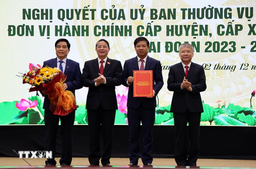 Phó Chủ tịch Quốc hội Nguyễn Đức Hải trao Nghị quyết 1241 của Quốc hội về sắp xếp đơn vị hành chính cấp huyện, xã. cho lãnh đạo tỉnh Quảng Nam. (Ảnh Trần Tĩnh/TTXVN)