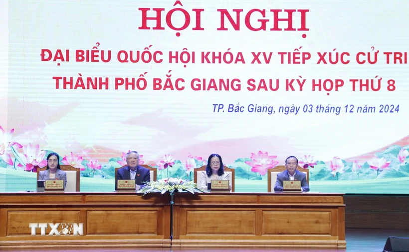 Phó Thủ tướng Thường trực Chính phủ Nguyễn Hòa Bình cùng các thành viên Đoàn đại biểu Quốc hội tỉnh Bắc Giang tiếp xúc cử tri. (Ảnh: Đồng Thúy/TTXVN)