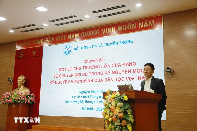 Bộ trưởng Bộ Thông tin và Truyền thông Nguyễn Mạnh Hùng thông tin chuyên đề "Một số chủ trương lớn của Đảng về chuyển đổi số trong kỷ nguyên mới, kỷ nguyên vươn mình của dân tộc Việt Nam". (Ảnh: TTXVN phát)