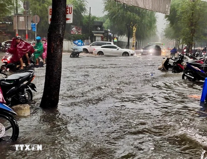 Tại nhiều tuyến đường Thành phố Hồ Chí Minh mưa quá lớn khiến nước không thoát kịp, gây ngập úng. (Ảnh: Hồng Giang/TTXVN)