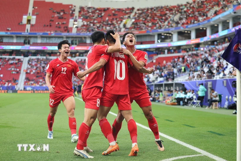 Các tuyển thủ Việt Nam ăn mừng bàn thắng vào lưới tuyển Nhật Bản. (Ảnh: THX/TTXVN)