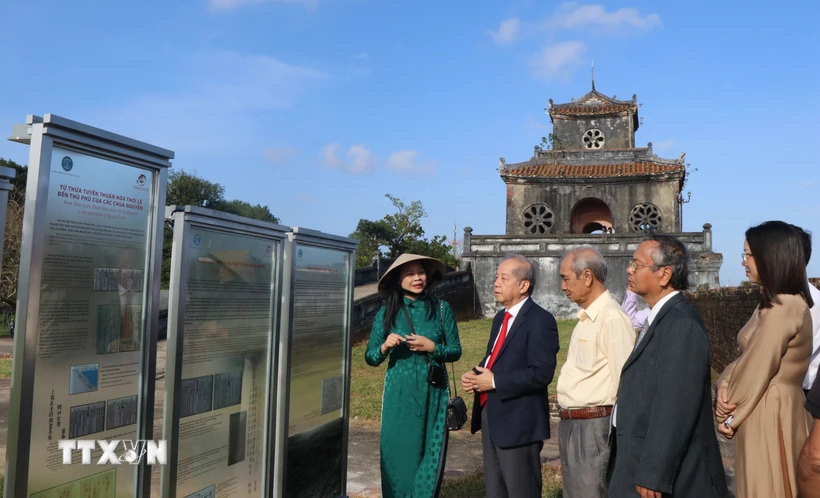 Du khách tham quan triển lãm “Kinh thành Huế - dấu xưa còn lại.” (Ảnh: Mai Trang/TTXVN)