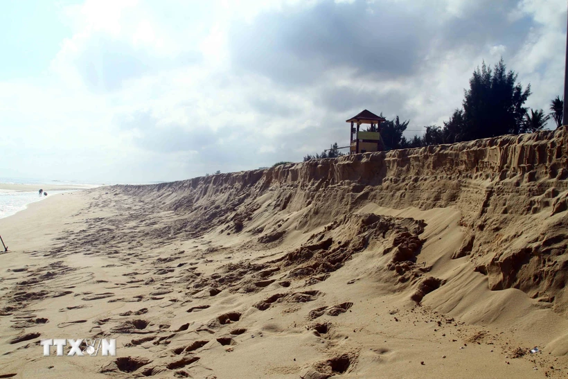 Tình trạng xâm thực gây xói lở và tạo ra những vực sâu từ 2-4m tại bờ biển Bảo Ninh (thành phố Đồng Hới, Quảng Bình). (Ảnh: Tá Chuyên/TTXVN)