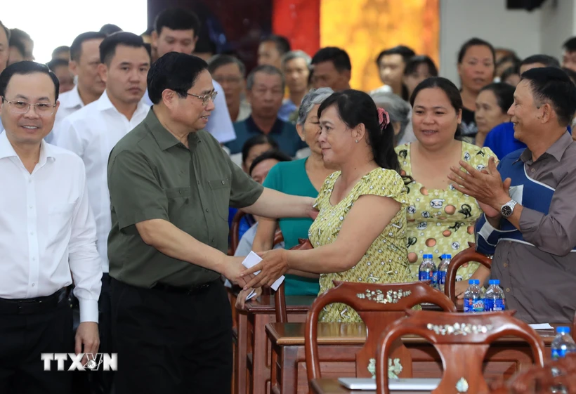 Thủ tướng Phạm Minh Chính với đối tượng chính sách, người có hoàn cảnh khó khăn tham dự chương trình. (Ảnh: Văn Điệp/TTXVN)