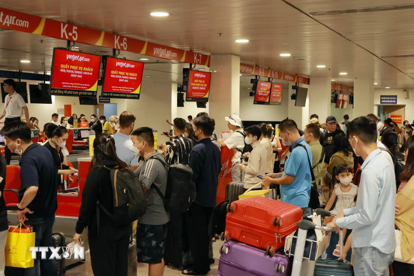 Hành khách làm thủ tục hàng không tại sân bay Tân Sơn Nhất. (Ảnh: Quang Châu/TTXVN)