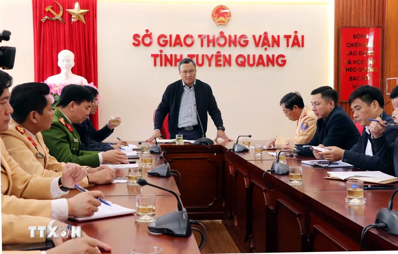 Ông Khuất Việt Hùng, Phó Chủ tịch Chuyên trách Ủy ban ATGT Quốc gia tại cuộc họp nhanh với các lực lượng chức năng để đánh giá và làm rõ nguyên nhân vụ tai nạn. (Ảnh: Quang Cường/TTXVN)