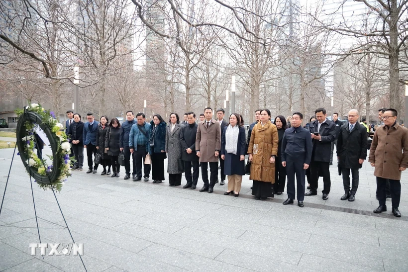 Phó Chủ tịch nước Võ Thị Ánh Xuân và đoàn công tác dâng hoa tại Đài tưởng niệm 11/9 ở New York (Hoa Kỳ). (Ảnh: Thanh Tuấn/TTXVN)