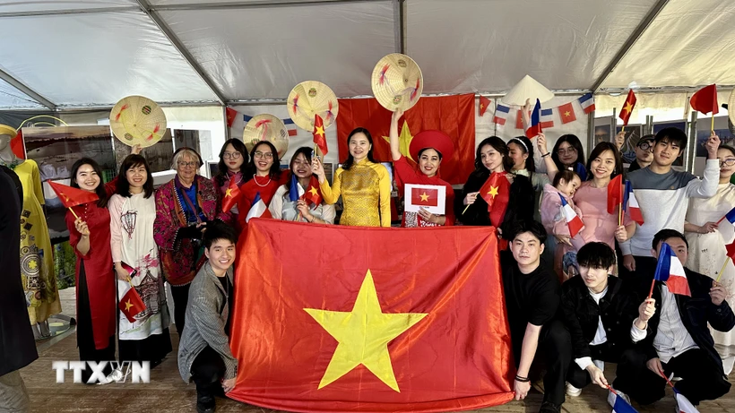 Đoàn Việt Nam tham dự Ngày hội Cuối tuần Pháp ngữ 2024 ở thành phố Yèbles. (Ảnh: Nguyễn Thu Hà/TTXVN)