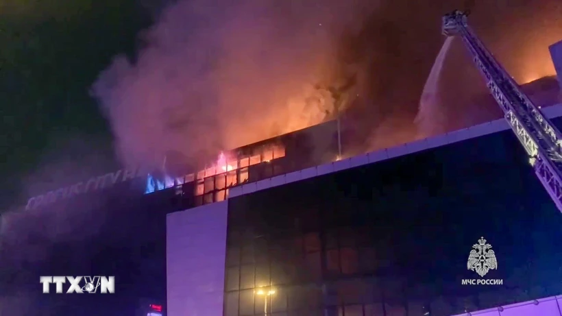 Lửa cháy dữ dội tại hiện trường vụ tấn công vào phòng hòa nhạc của trung tâm thương mại Crocus City Hall ở Moskva, Nga tối 22/3/2024. (Ảnh: AA/TTXVN)
