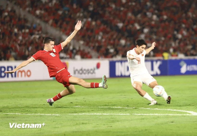 Đội tuyển Việt Nam (áo trắng) buộc phải thắng Indonesia ở lượt về tại Mỹ Đình. (Ảnh: Vietnam+)