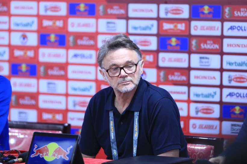 Gương mặt của ông Philippe Troussier trong cuộc họp báo sau trận thua Indonesia tối 26/3 trên Sân Vận động Quốc gia Mỹ Đình. (Ảnh: Hoàng Linh/TTXVN)