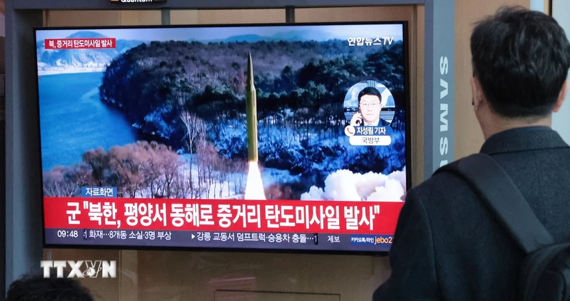 Truyền thông Hàn Quốc đưa tin về vụ phóng tên lửa đạn đạo tầm trung của Triều Tiên ở Seoul, ngày 2/4/2024. (Ảnh: Yonhap/TTXVN)
