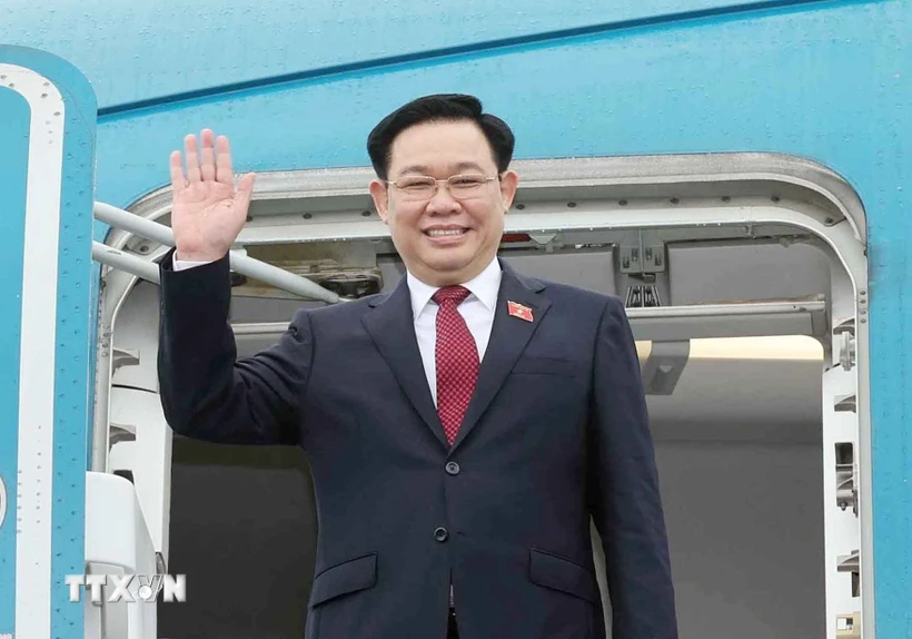 【写真】ヴオン・ディン・フエ国会議長がハノイを出発し、中国公式訪問へ赴く（ベトナム通信社）