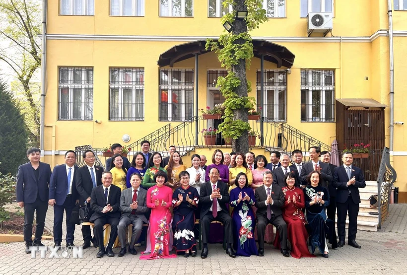Phó Chủ tịch Quốc hội Trần Quang Phương chụp ảnh cùng đại diện các hội đoàn người Việt Nam tại Hungary. (Ảnh: Phương Hoa/TTXVN)