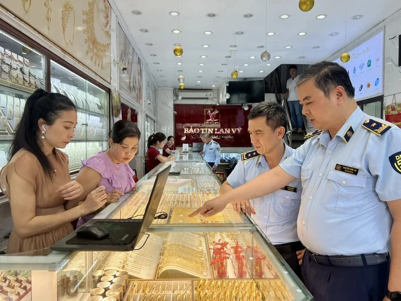 Lực Lượng Quản lý Thị trường kiểm tra cửa hàng kinh doanh vàng tại Hà Nội. (Ảnh: PV/Vietnam+)