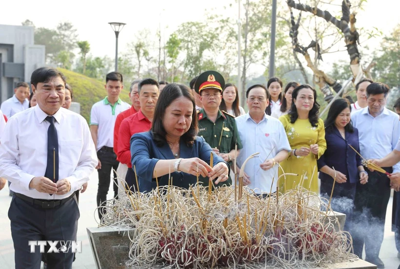 Quyền Chủ tịch nước Võ Thị Ánh Xuân dâng hương tại Đền thờ liệt sĩ Chiến trường Điện Biên Phủ. (Ảnh: Xuân Tư/TTXVN)