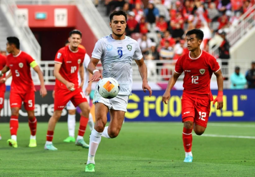 U23 Uzbekistan (áo trắng) vượt qua Indonesia để vào chung kết U23 châu Á 2024. (Nguồn: AFC)