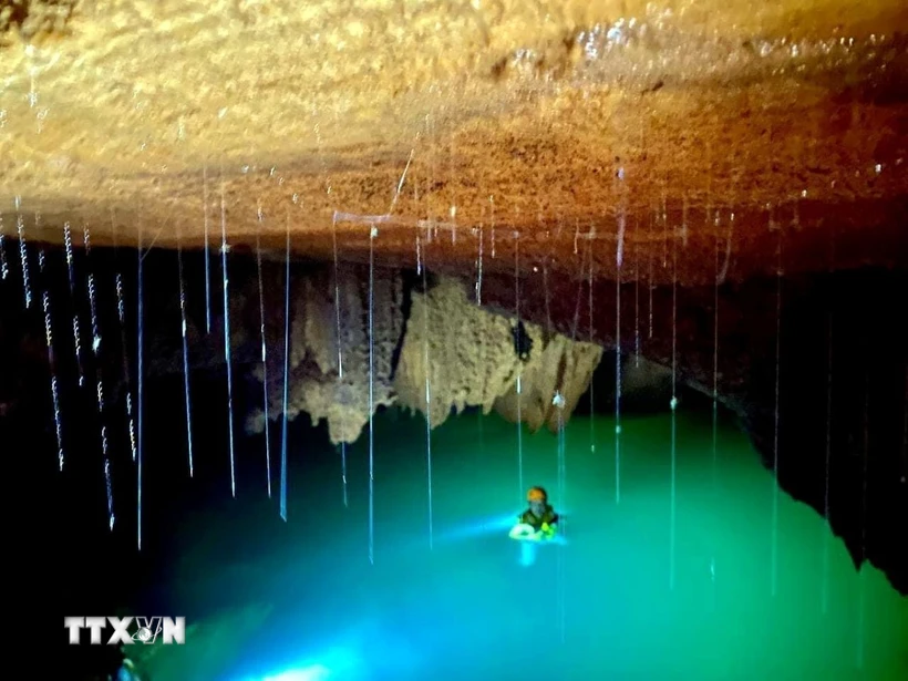 Hình ảnh hồ 'lơ lửng' trong hang Thung vừa được phát hiện. (Ảnh: TTXVN phát)