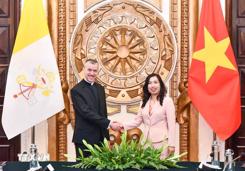 Thứ trưởng Bộ Ngoại giao Lê Thị Thu Hằng và Thứ trưởng Bộ Ngoại giao Tòa thánh Vatican, Đức ông Miroslaw Stanislaw Wachowski. (Ảnh: Doãn Tấn/TTXVN)