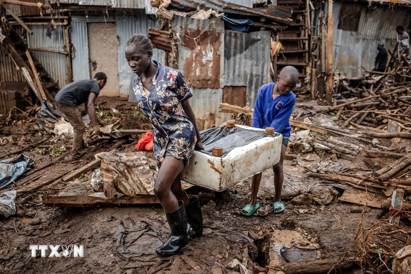 Người dân dọn dẹp sau mưa lũ tại Nairobi, Kenya ngày 25/4/2024. (Ảnh: AFP/TTXVN)