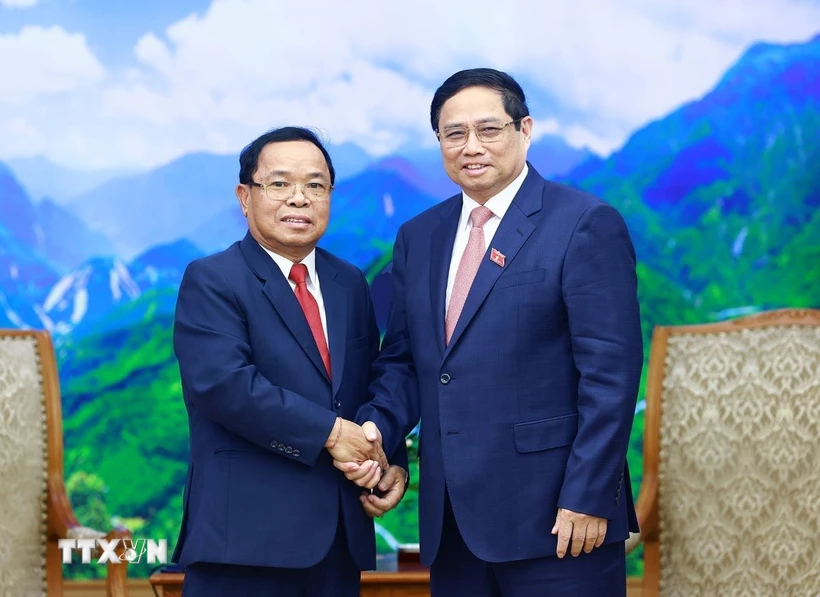 Thủ tướng Phạm Minh Chính tiếp Tổng Thanh tra Nhà nước Lào Khamphan Phommathat. (Ảnh: Dương Giang/TTXVN)