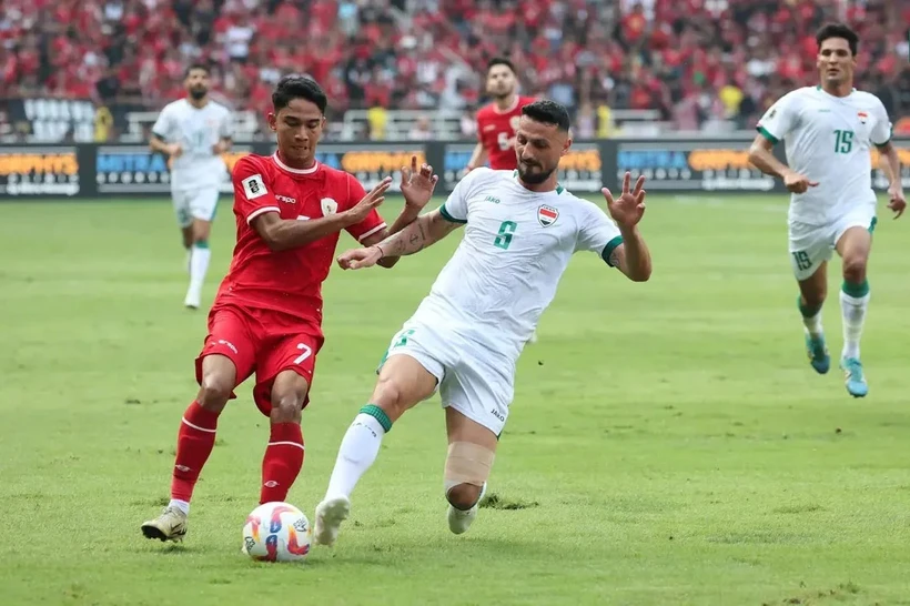 Indonesia (áo đỏ) để thua Iraq trên sân nhà. (Nguồn: Bola)